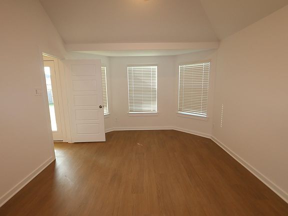 4th image of 830 Falling Cave Dr