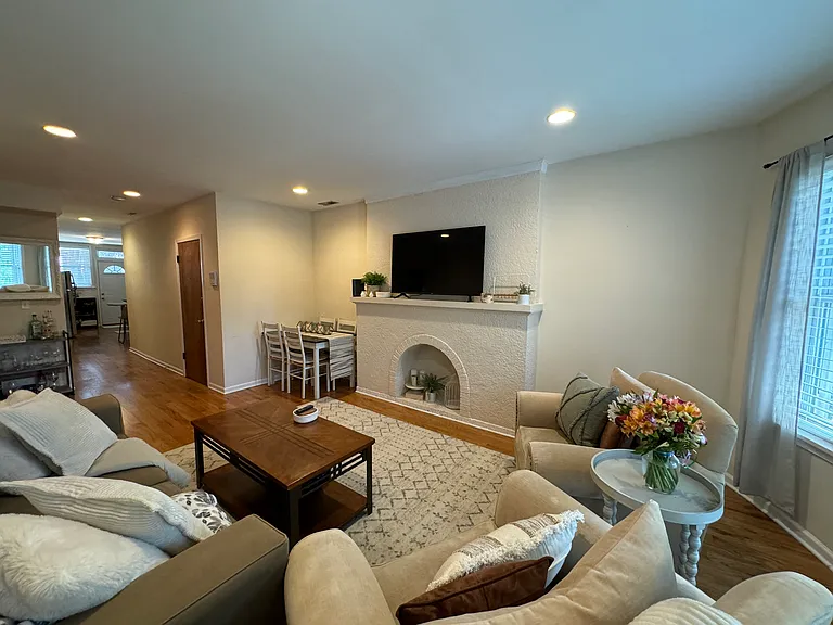 1218 W Roscoe St #1 — Photo 3