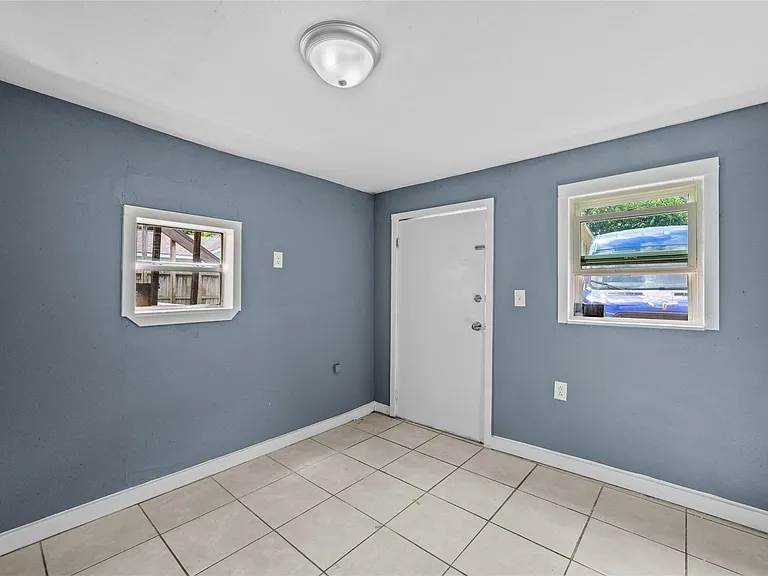 2631 Oakcliff St — Photo 2