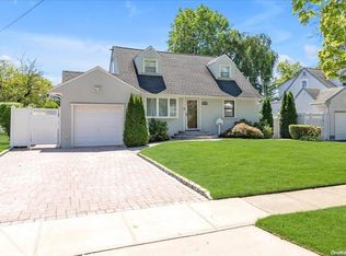 30 Circle Dr, Westbury, NY 11590