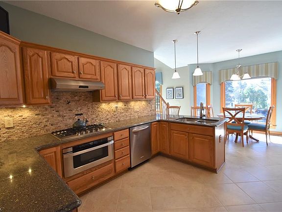 3rd image of 6876 Country View Dr