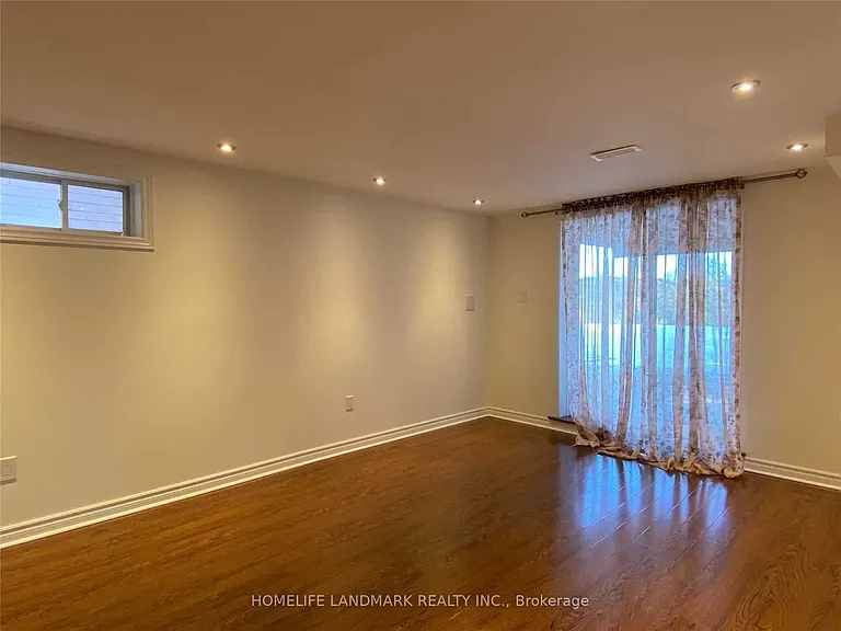 32 Escapade Dr #LOWER — Photo 3