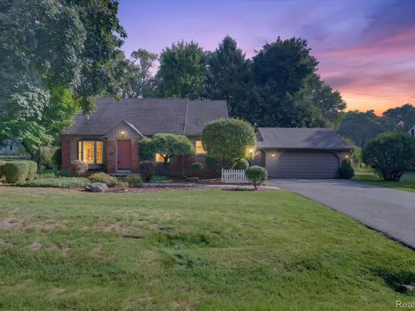 2724 Chadwick Dr, Waterford, MI 48328