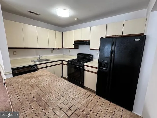 901 Diamond Dr — Photo 2