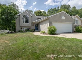 204 Rollingwood Dr, Rockford, MI 49341
