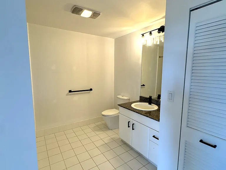 260 King St #809 — Photo 20