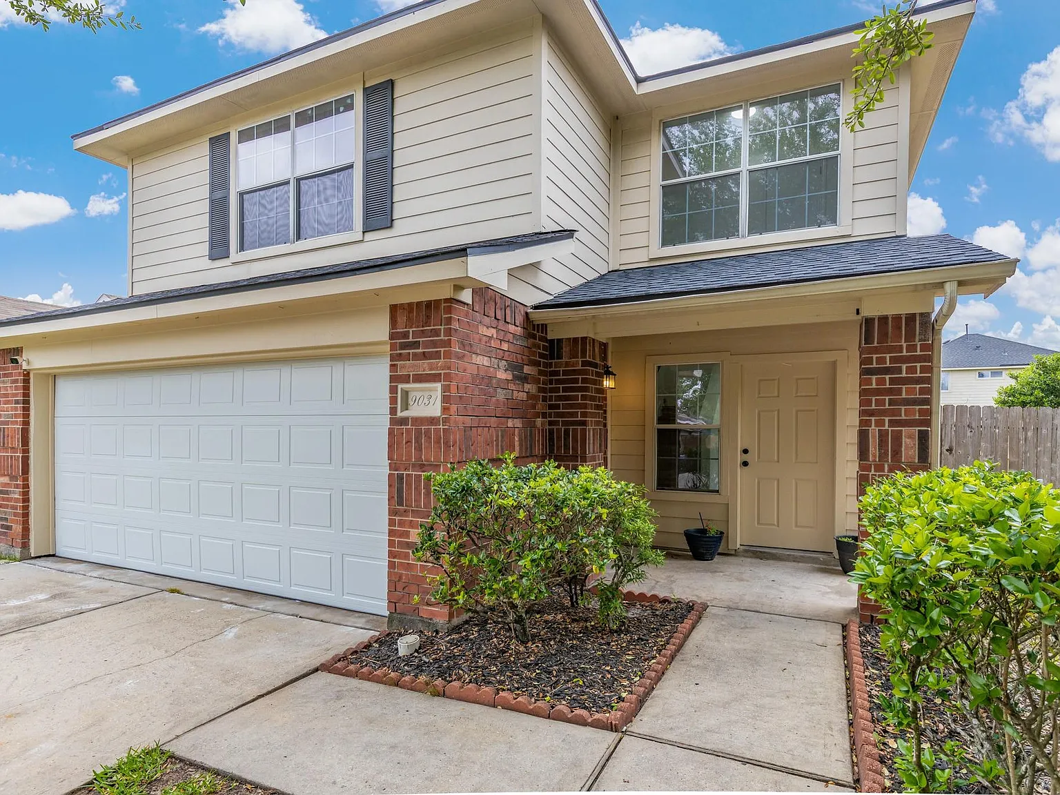 4 bed, 2.5 bath, 2340 sqft, $2,200 — Photo 4