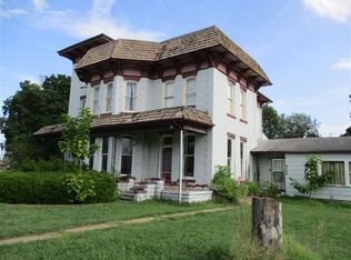 706 Maple St, Chetopa, KS 67336