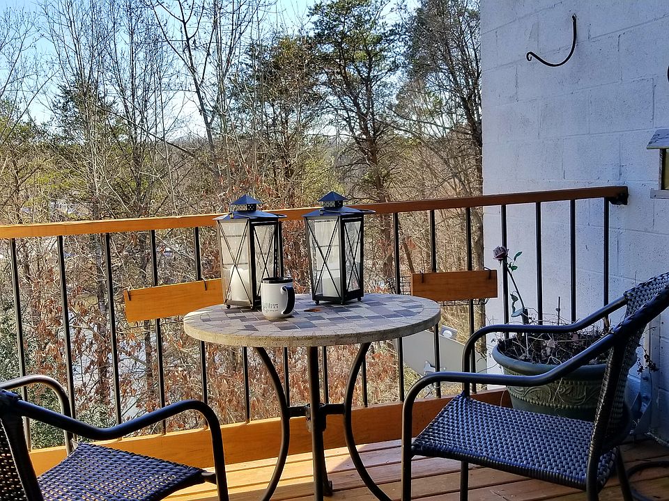Balcony facing S onto lake