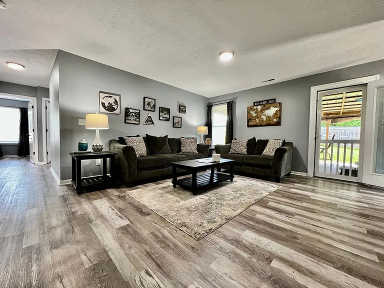 160 Overbrook Dr — Photo 3
