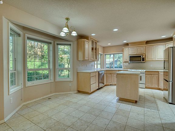 5th image of 105 Madrona Ct