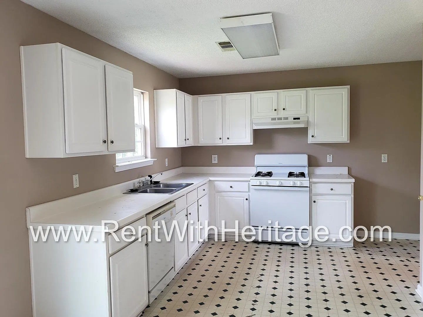 Come See This Amazing 3bedroom/2.5 Bath Home With So Much Room And A Full Unfinished Basement And... — Photo 4