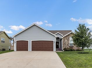 15222 Meyers Dr, Basehor, KS 66007