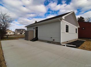 37752 Huron Pointe Dr, Harrison Township, MI