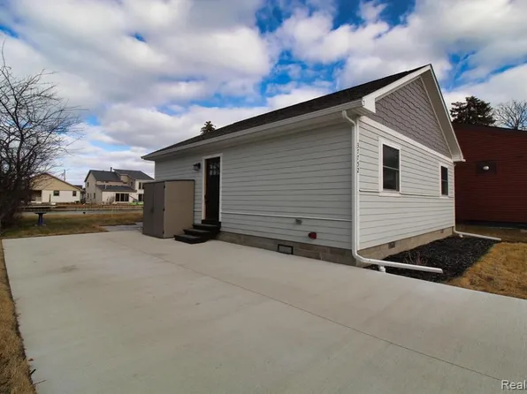 37752 Huron Pointe Dr, Harrison Township, MI 48045