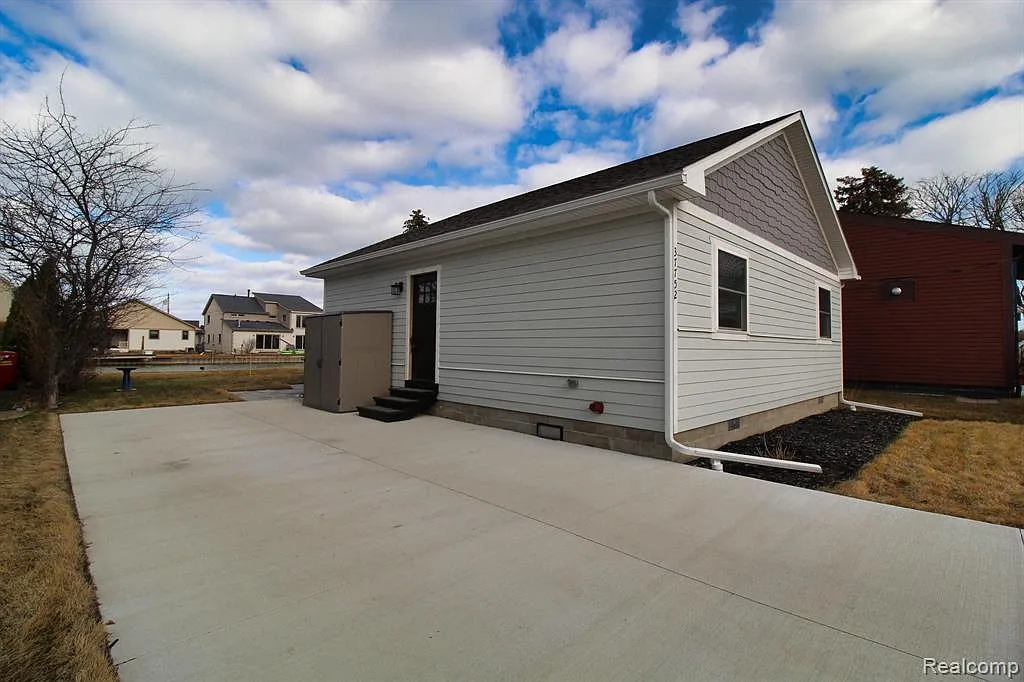 37752 Huron Pointe Dr photo 1