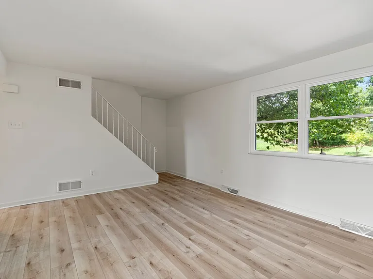 2055 Luehm Ave — Photo 4