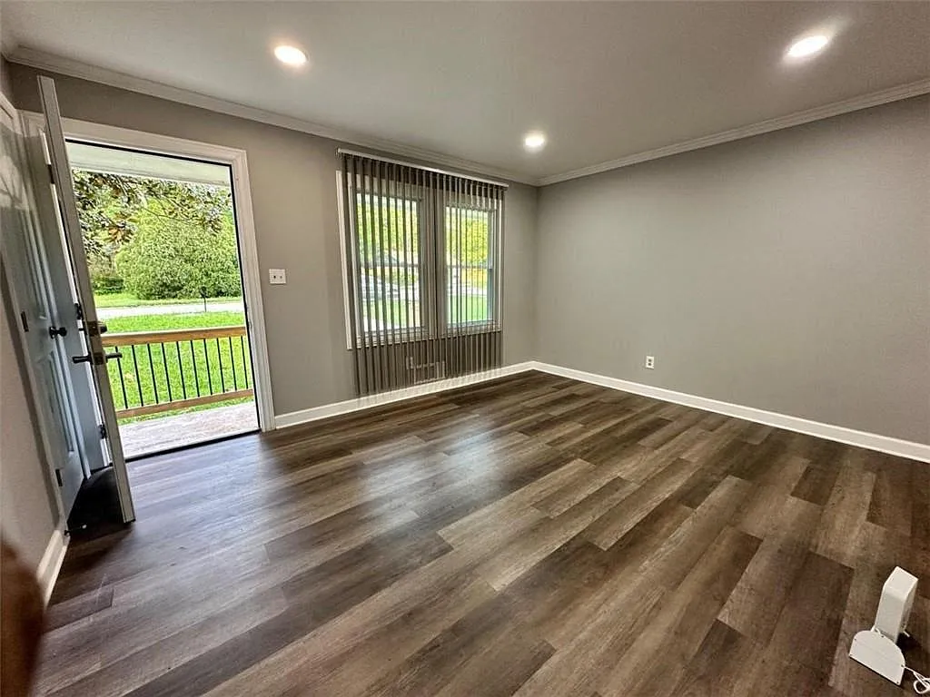 3 bed, 2.0 bath, 1100 sqft, $1,800 — Photo 2