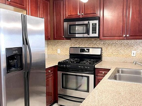 3rd image of 5550 Owensmouth Ave APT 117