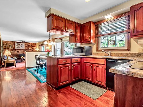 4th image of 36 Rolling Hills Dr