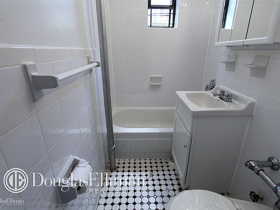 5th image of 4545 48th St APT 3D
