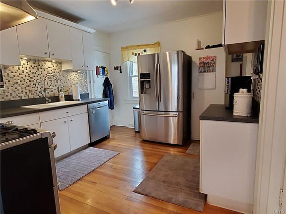 3rd image of 301 Beattie St