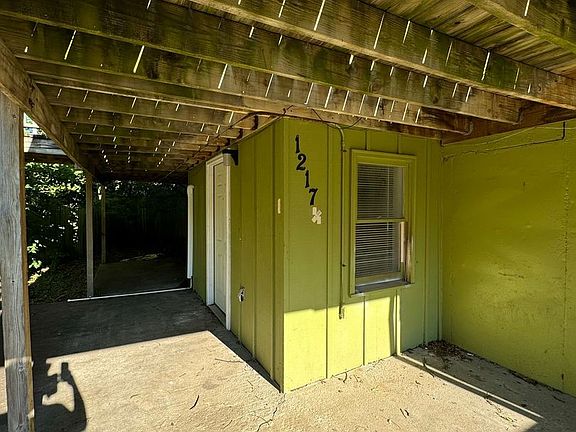 2nd image of 1217 1/2 W Truman Rd