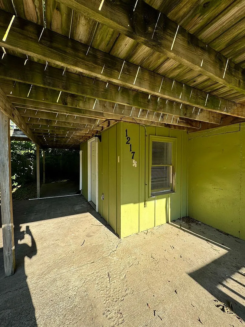 Building Photo - 1217 1/2 W Truman Rd