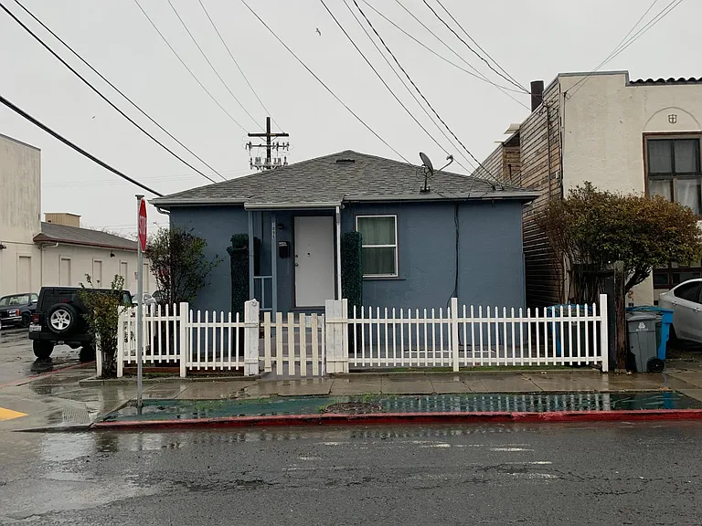 1096 Montgomery Ave — Photo 1