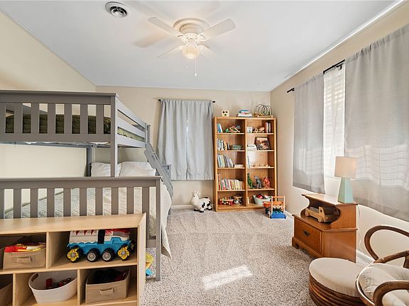 4th image of 609 Dyer St