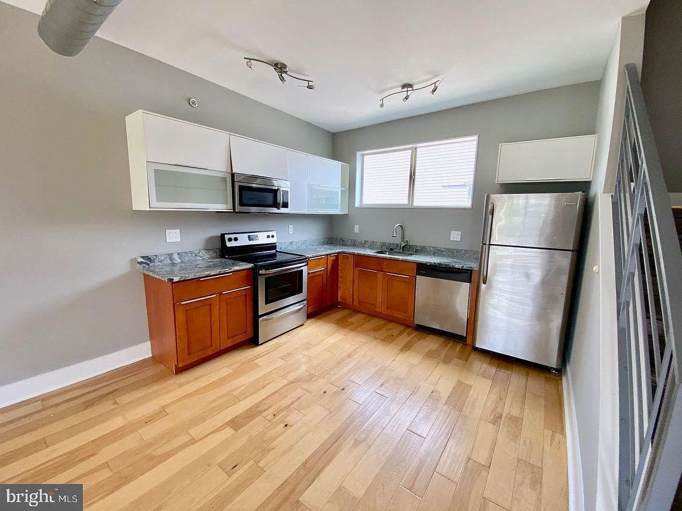 2 bed, 1000 sqft, $2,300 — Photo 3