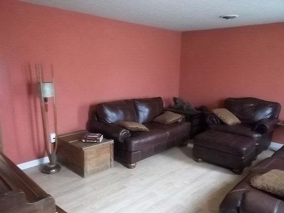5th image of 878 Hiawatha Dr