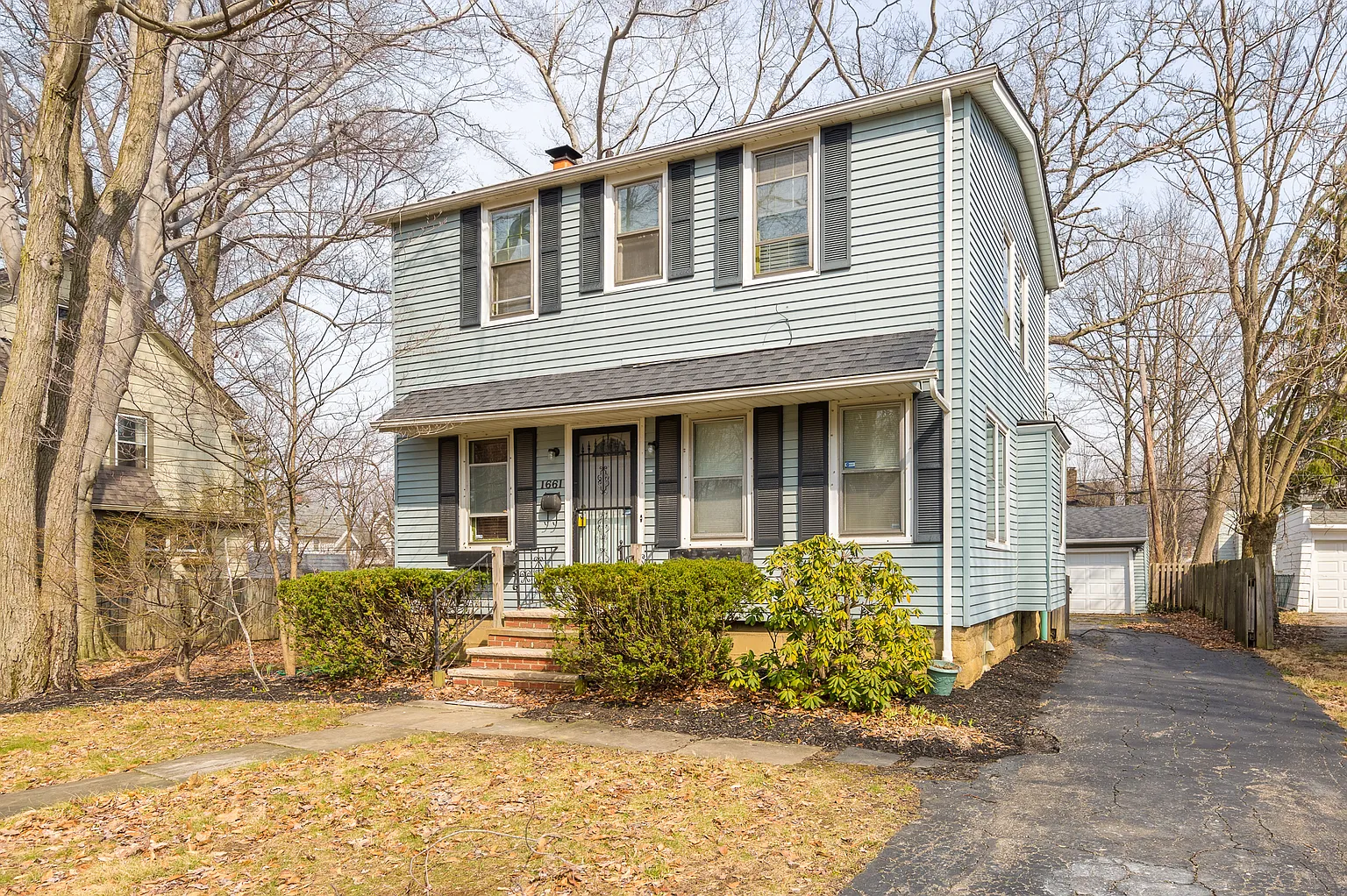 1661 Crest Rd photo 1