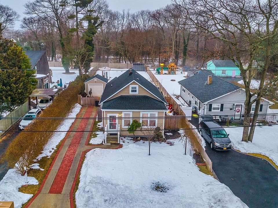 1st image of 121 Pine Neck Ave