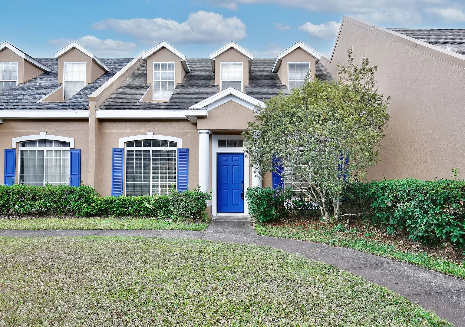 Charming 3/2.5 Spacious Townhome with a 2 Car Garage in the Gated Community of Island Walk at Mea... — Photo 1