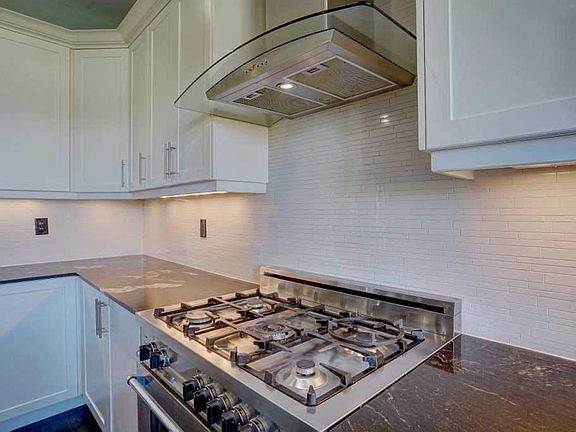 3rd image of 41 Pelee Ave
