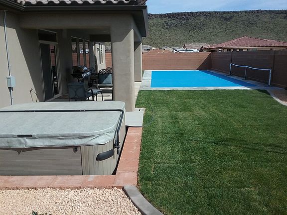 hot tub, patio, Pickleball