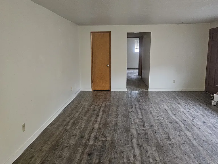1692 NW Division St — Photo 3