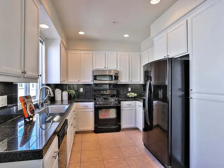 1933 Silva Pl — Photo 7