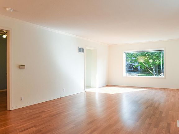Living room with lots of light and brand new floor