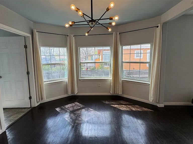 1402 Mardell St — Photo 5