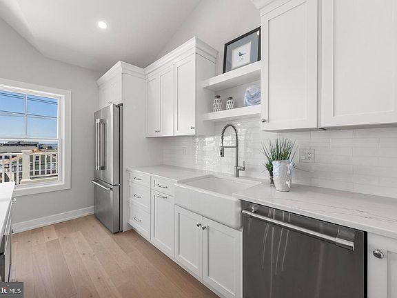 5th image of 415 N Bay Ave #1