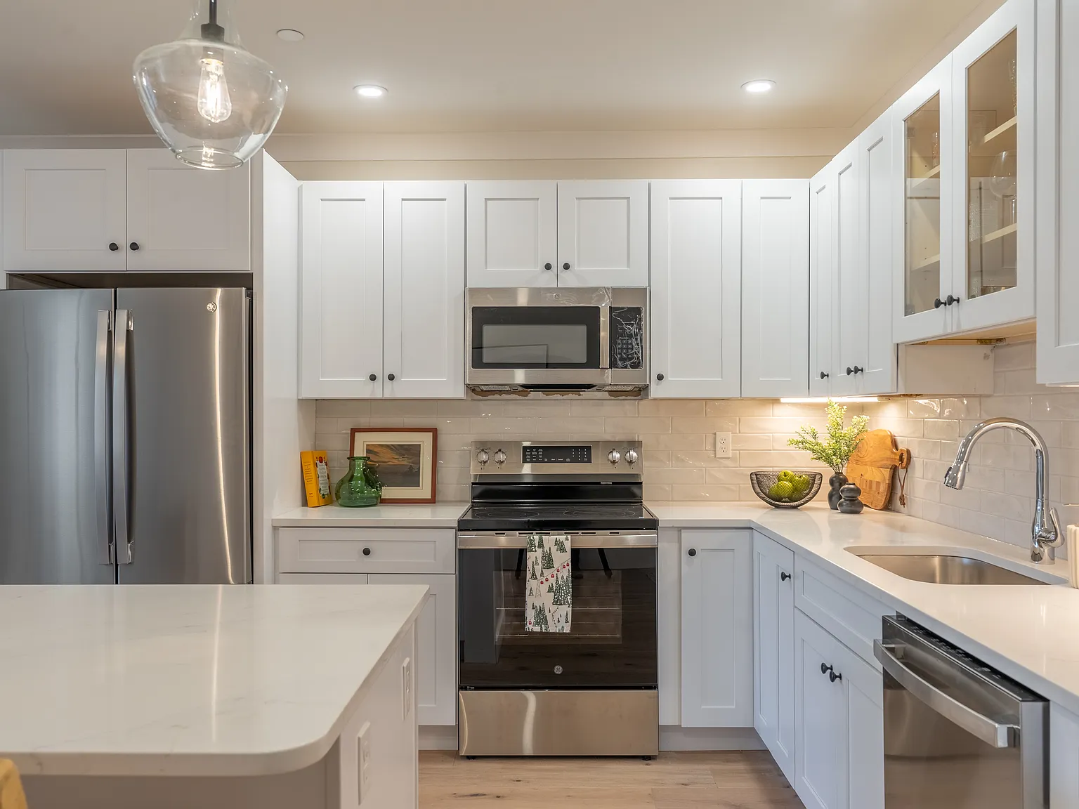 2 bed, 890 sqft, $3,250 — Photo 3