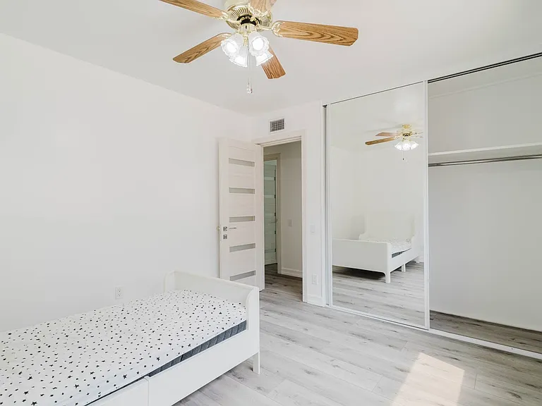 22515 Haynes St — Photo 23