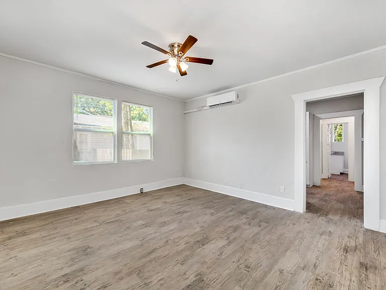 310 E Lambright St — Photo 6