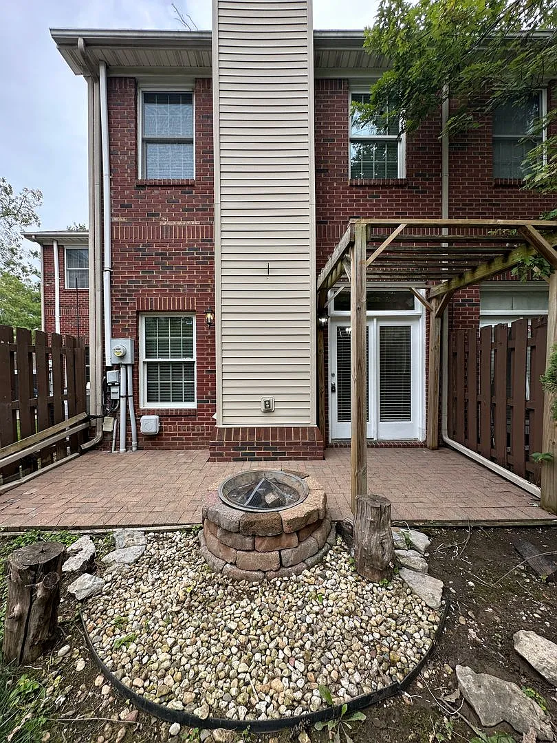 Upscale Townhouse near UK! All Electric, Off-Street Parking, Near UK Hospital, Small Pets Ok! — Photo 1