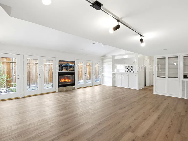 2501 Driscoll St — Photo 3