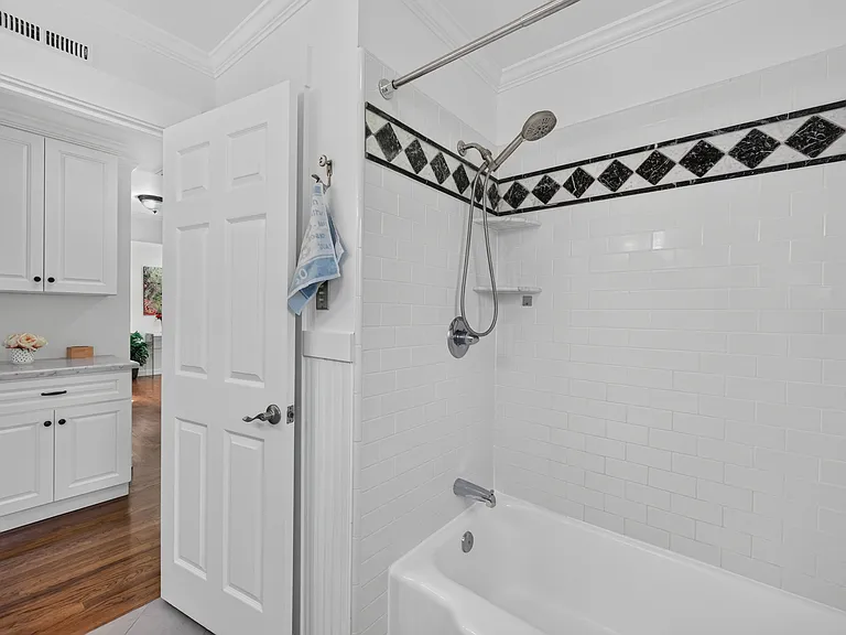 366 Manchester Ave — Photo 8