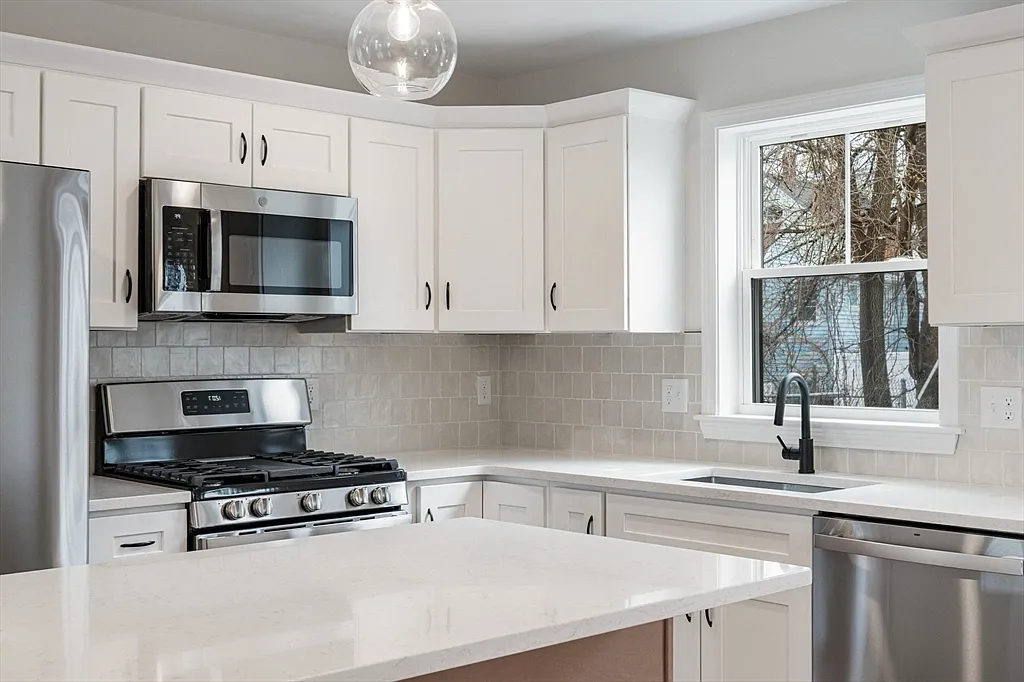 3 bed, 2.5 bath, 1600 sqft, $3,400 — Photo 3
