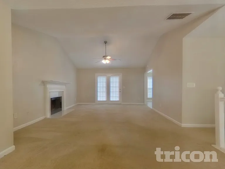 1619 Spring Hill Ct — Photo 2